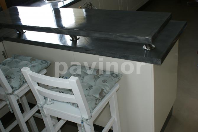 Muebles lacados en blanco y encimera aluminio