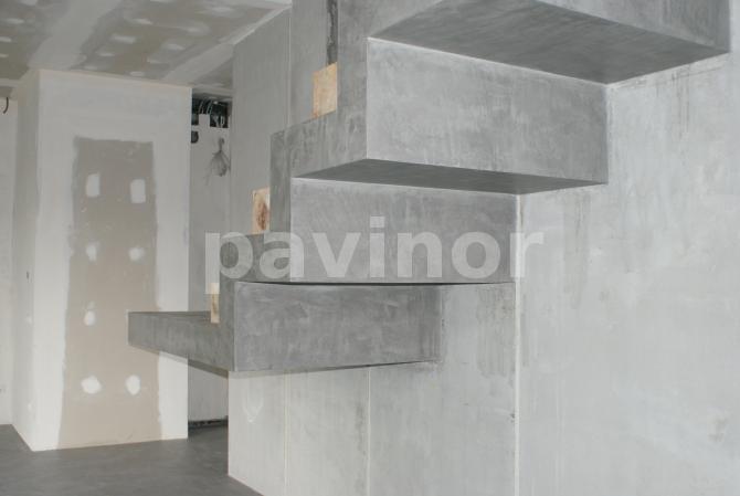 escalera en microcemento gris