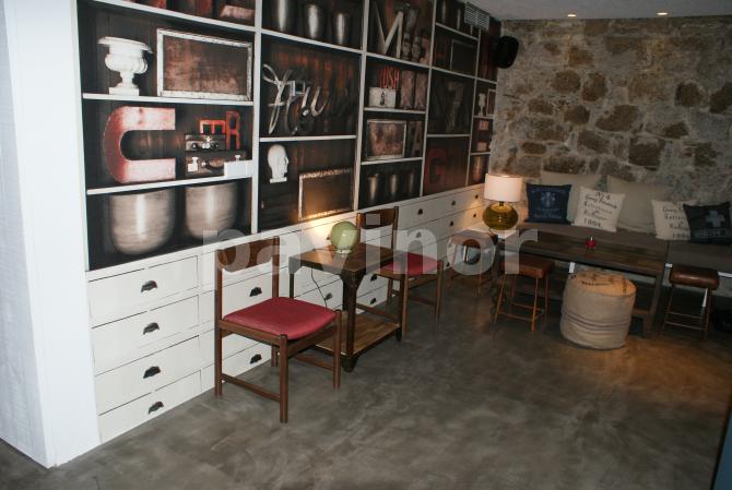 la industrial, decoración con microcemento gris y muebles blancos y pared de piedra 