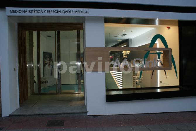 Suelo de Microcemento azul en clínica estética de Ourense