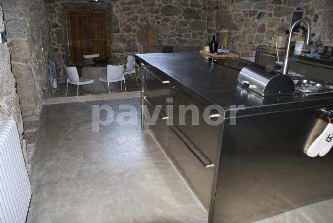 Cocina en microcemento, acero y piedra