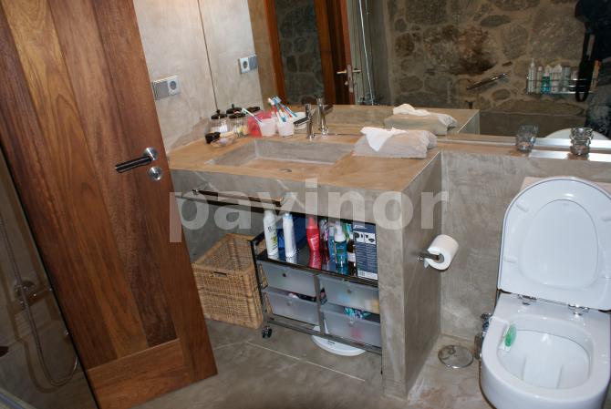 Mueble da baño y lavabo en microcemento