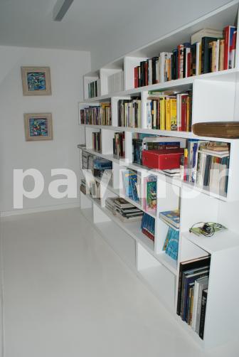 Librería en epoxi blanco